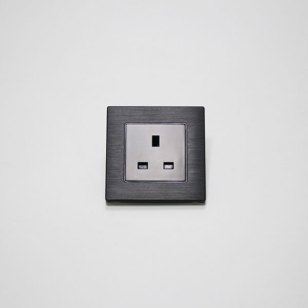 UK Standard opens a 3-hole electric drawing panel wall outlet socket